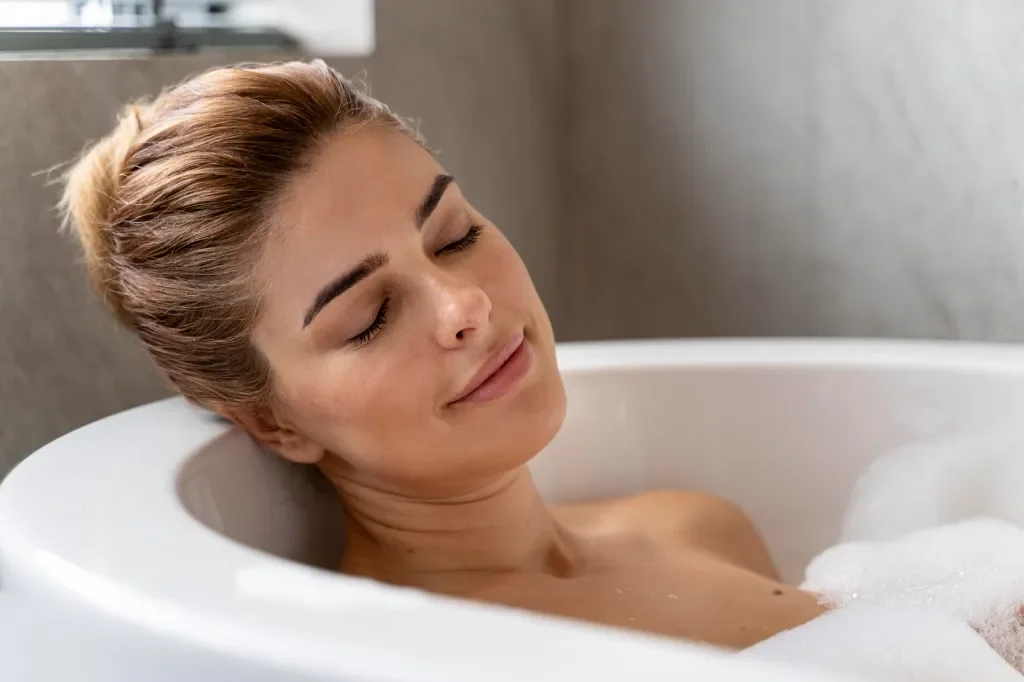 Wieczór self-care: kule do kąpieli, piżama i pielęgnacja